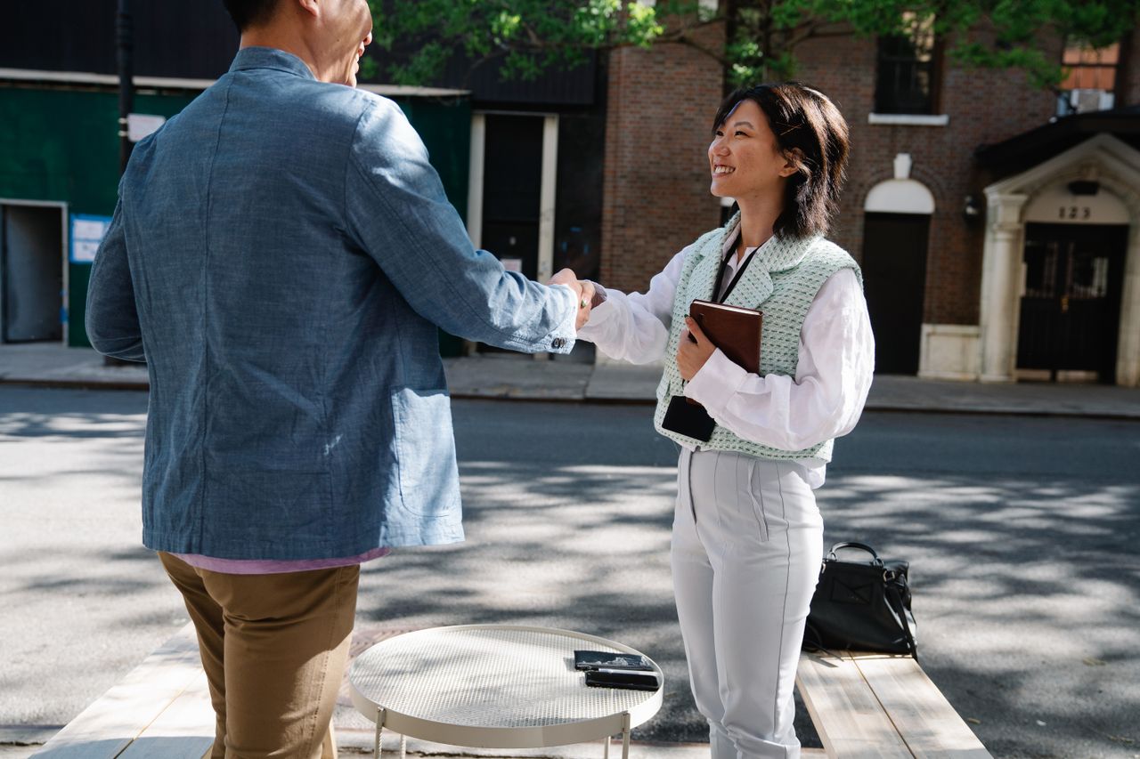 Two people shaking hands (Source: Felicity Tai Felicity Tai, CC0)